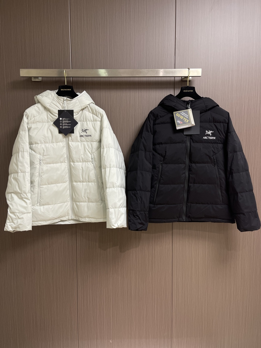 Arcteryx 始祖鸟2026ss新款连帽羽绒服，简约设计，带有品牌标志，适合日常穿搭或轻度户外活动，
