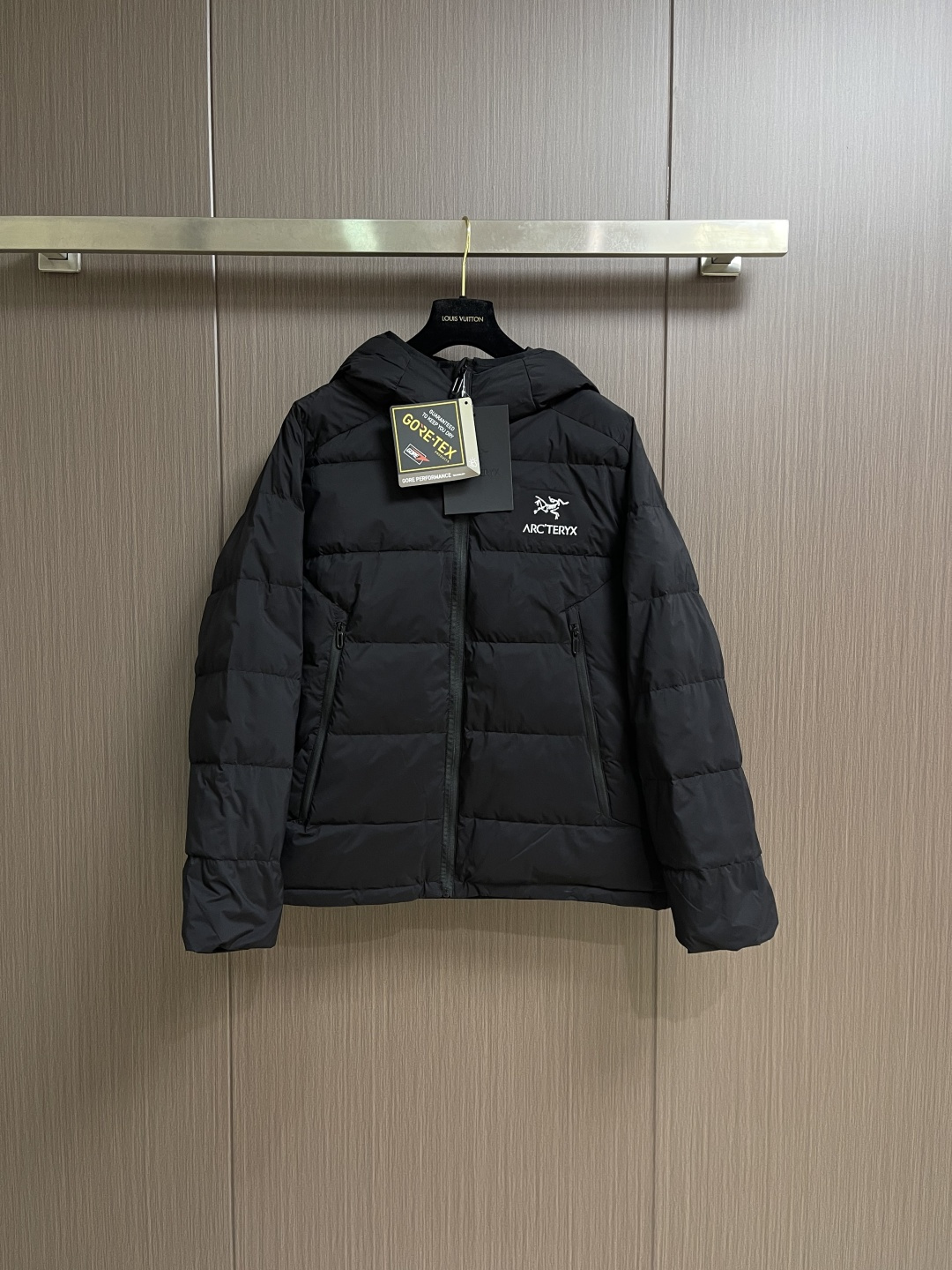 Arcteryx 始祖鸟2026ss新款连帽羽绒服，简约设计，带有品牌标志，适合日常穿搭或轻度户外活动，