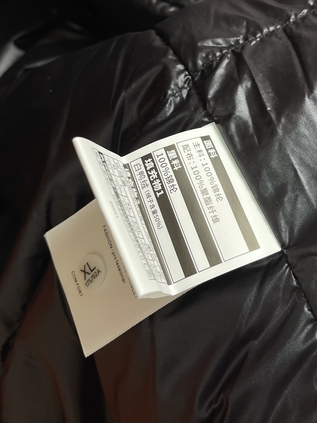 Arcteryx 始祖鸟秋冬新款连帽软壳羽绒外套，采用750蓬松度鸭绒填充，在严寒肆虐之时也可提供良好的