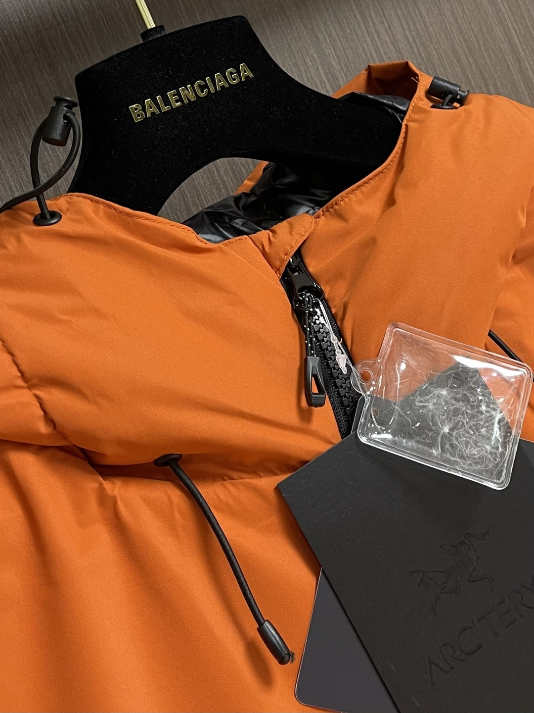 Arcteryx 始祖鸟秋冬新款连帽软壳羽绒外套，采用750蓬松度鸭绒填充，在严寒肆虐之时也可提供良好的