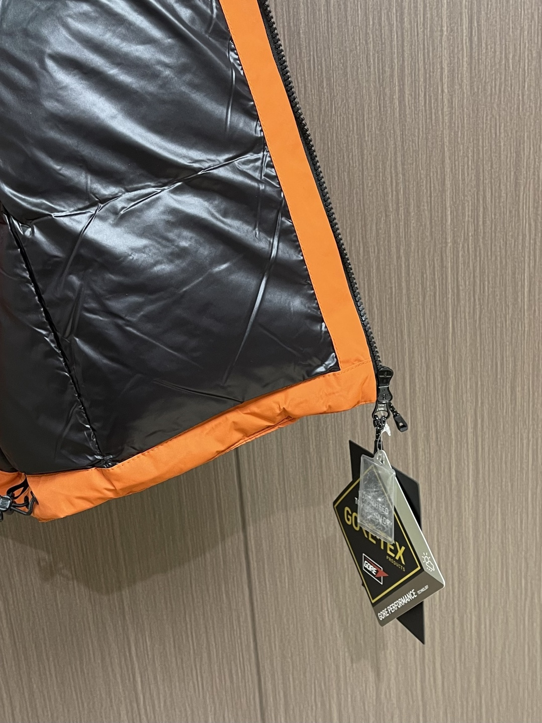 Arcteryx 始祖鸟秋冬新款连帽软壳羽绒外套，采用750蓬松度鸭绒填充，在严寒肆虐之时也可提供良好的
