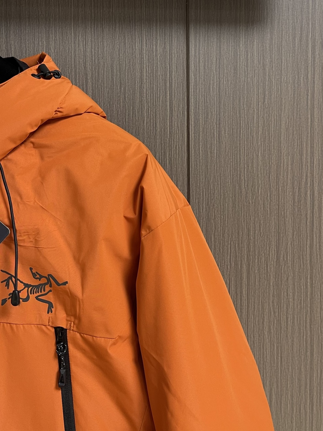 Arcteryx 始祖鸟秋冬新款连帽软壳羽绒外套，采用750蓬松度鸭绒填充，在严寒肆虐之时也可提供良好的