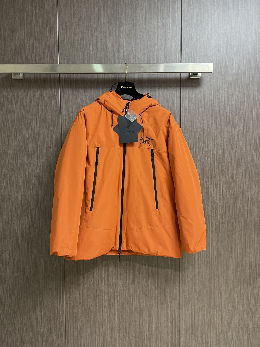 Arcteryx 始祖鸟秋冬新款连帽软壳羽绒外套，采用750蓬松度鸭绒填充，在严寒肆虐之时也可提供良好的