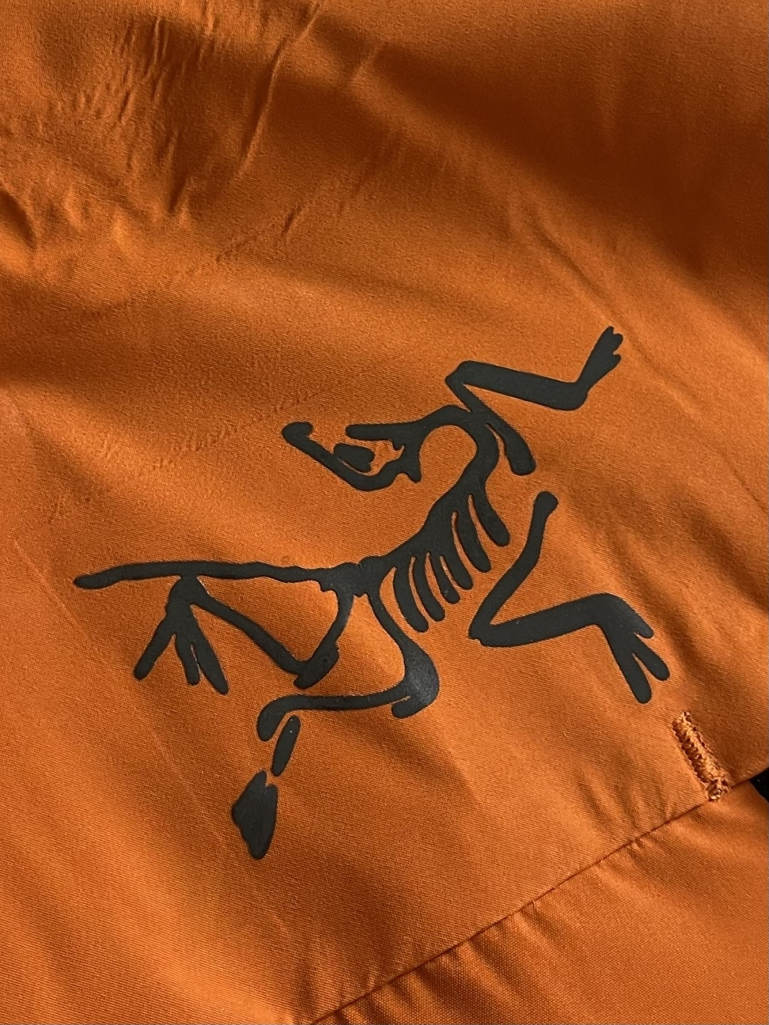 Arcteryx 始祖鸟秋冬新款连帽软壳羽绒外套，采用750蓬松度鸭绒填充，在严寒肆虐之时也可提供良好的