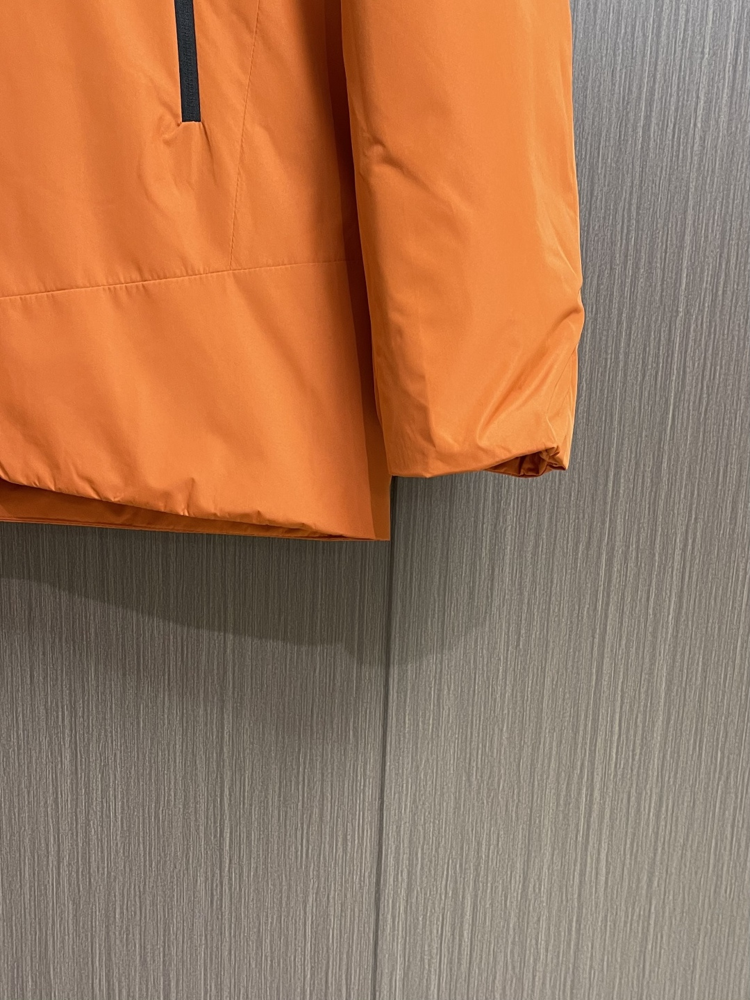 Arcteryx 始祖鸟秋冬新款连帽软壳羽绒外套，采用750蓬松度鸭绒填充，在严寒肆虐之时也可提供良好的
