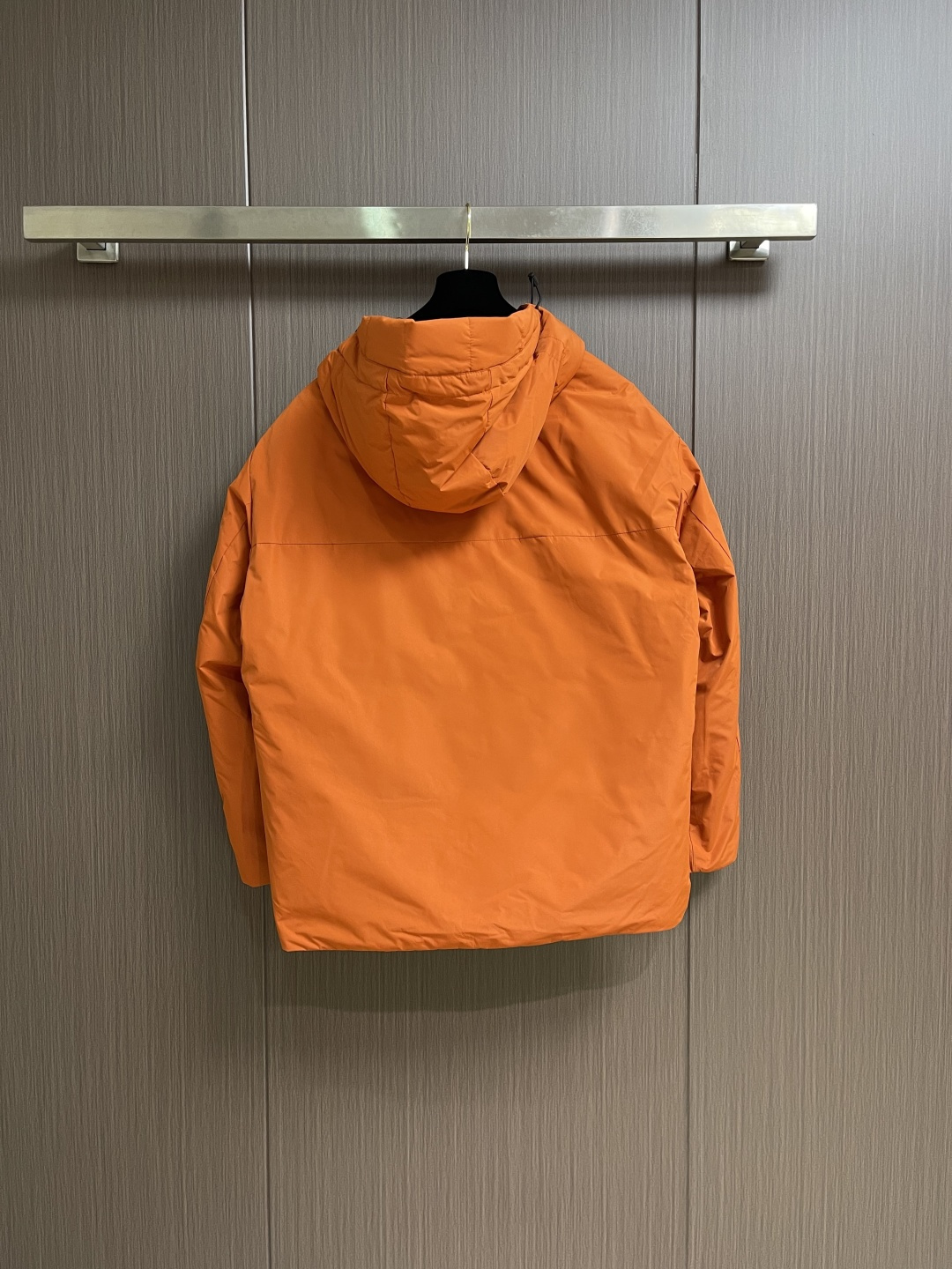 Arcteryx 始祖鸟秋冬新款连帽软壳羽绒外套，采用750蓬松度鸭绒填充，在严寒肆虐之时也可提供良好的