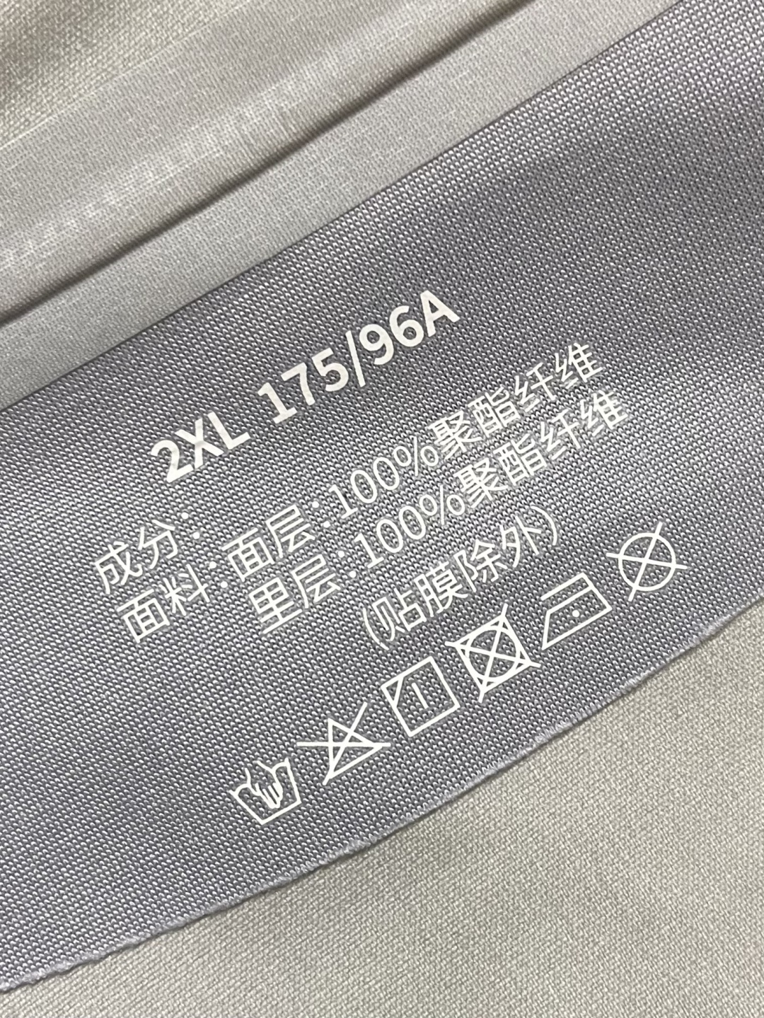 arcteryx 始祖鸟冲锋衣是一款专为户外探险设计的高性能夹克外套。采用GORE-TEX 面料。具备卓