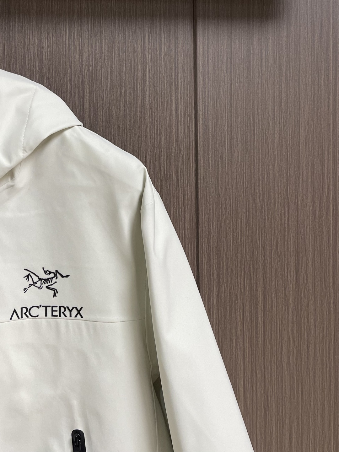 arcteryx 始祖鸟冲锋衣是一款专为户外探险设计的高性能夹克外套。采用GORE-TEX 面料。具备卓