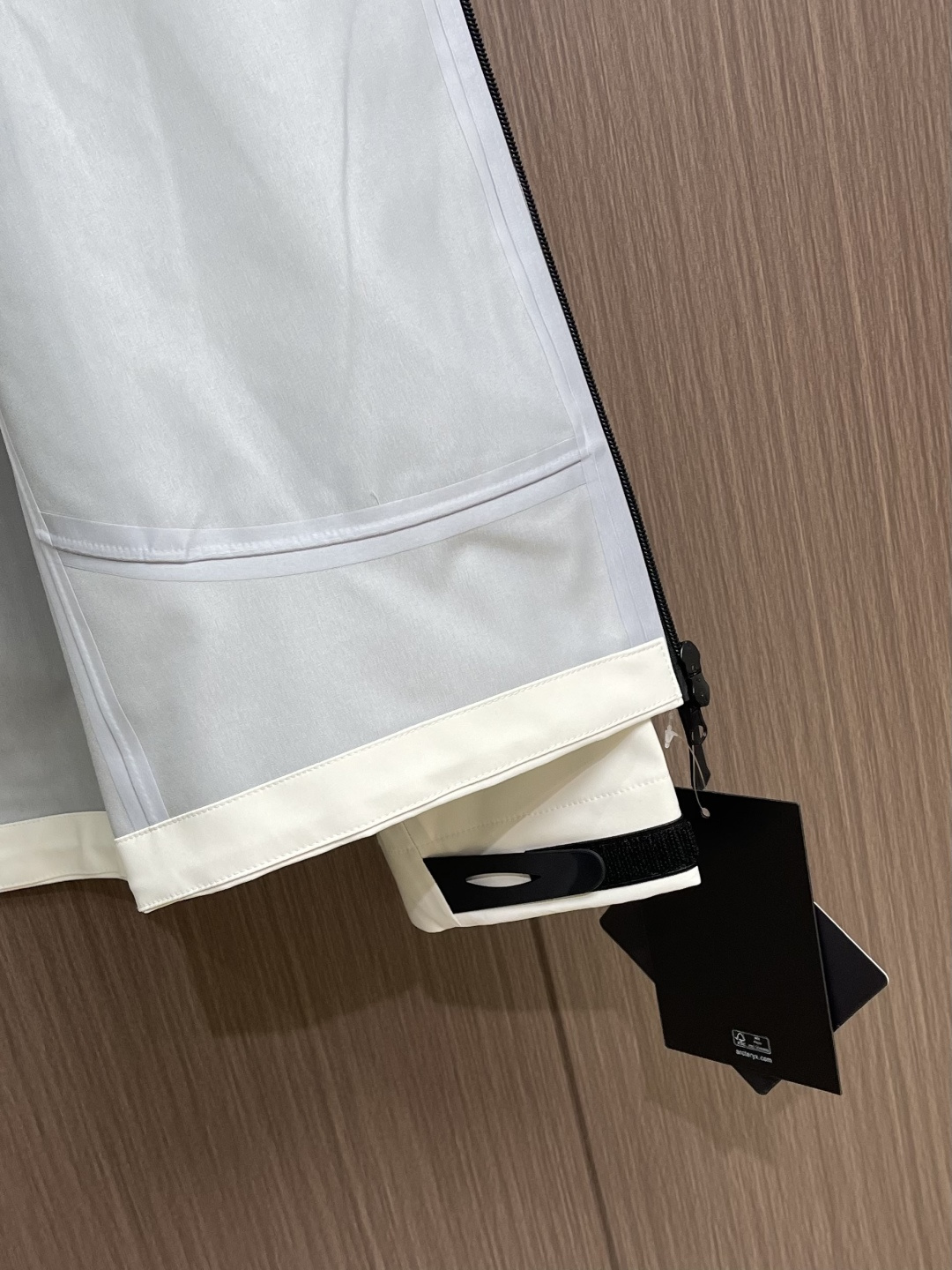 arcteryx 始祖鸟冲锋衣是一款专为户外探险设计的高性能夹克外套。采用GORE-TEX 面料。具备卓