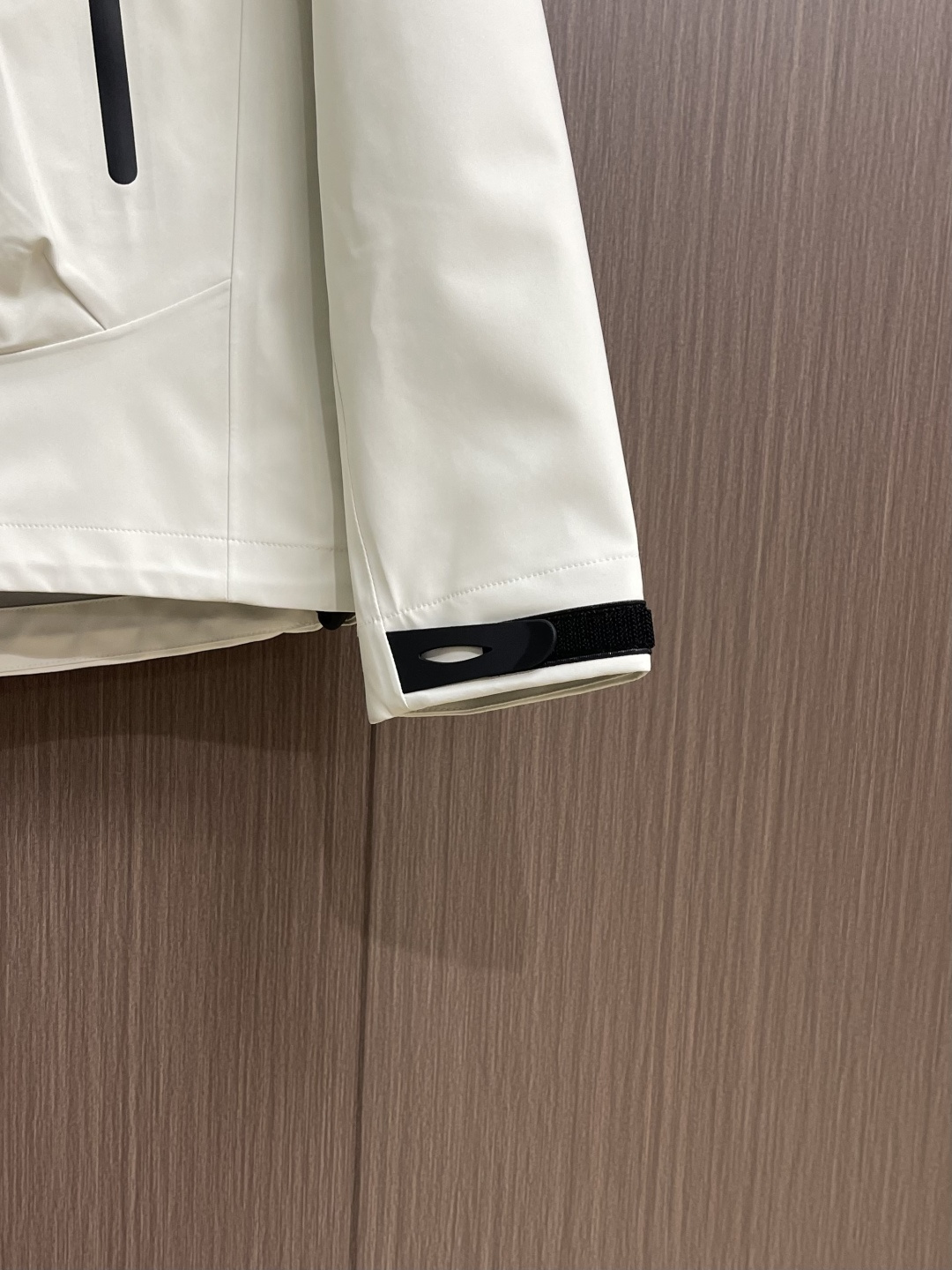 arcteryx 始祖鸟冲锋衣是一款专为户外探险设计的高性能夹克外套。采用GORE-TEX 面料。具备卓