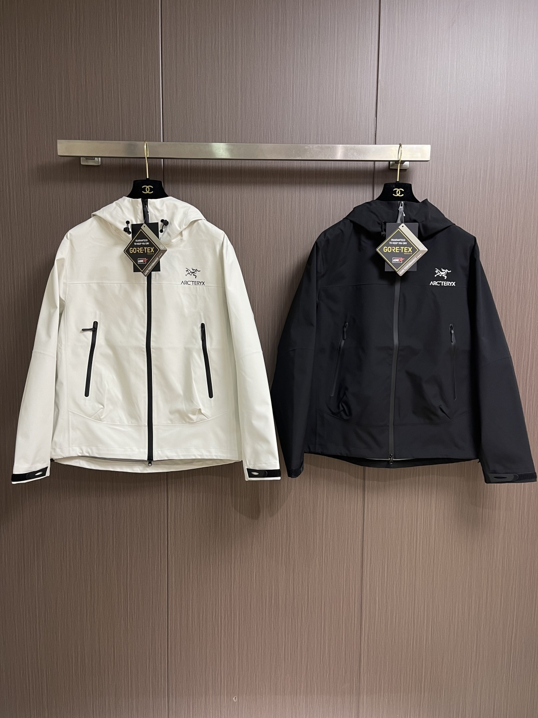 arcteryx 始祖鸟冲锋衣是一款专为户外探险设计的高性能夹克外套。采用GORE-TEX 面料。具备卓