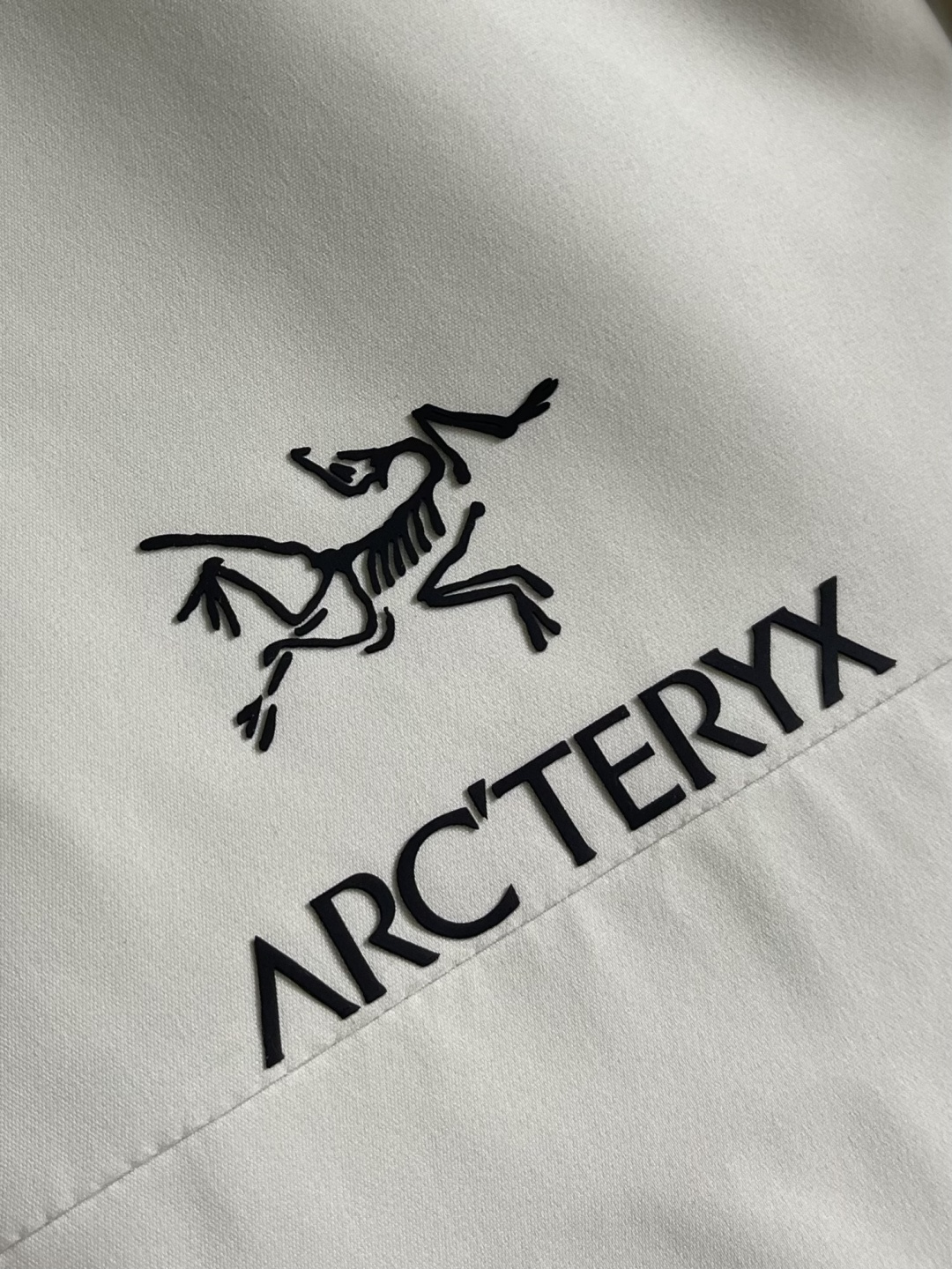 arcteryx 始祖鸟冲锋衣是一款专为户外探险设计的高性能夹克外套。采用GORE-TEX 面料。具备卓
