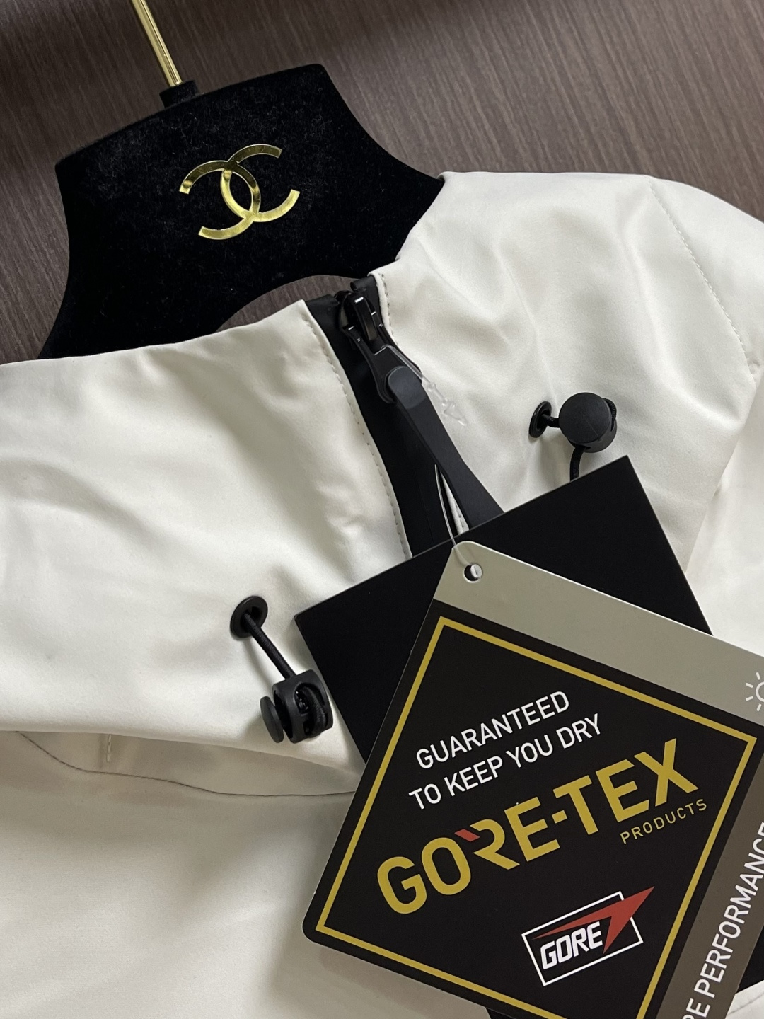 arcteryx 始祖鸟冲锋衣是一款专为户外探险设计的高性能夹克外套。采用GORE-TEX 面料。具备卓