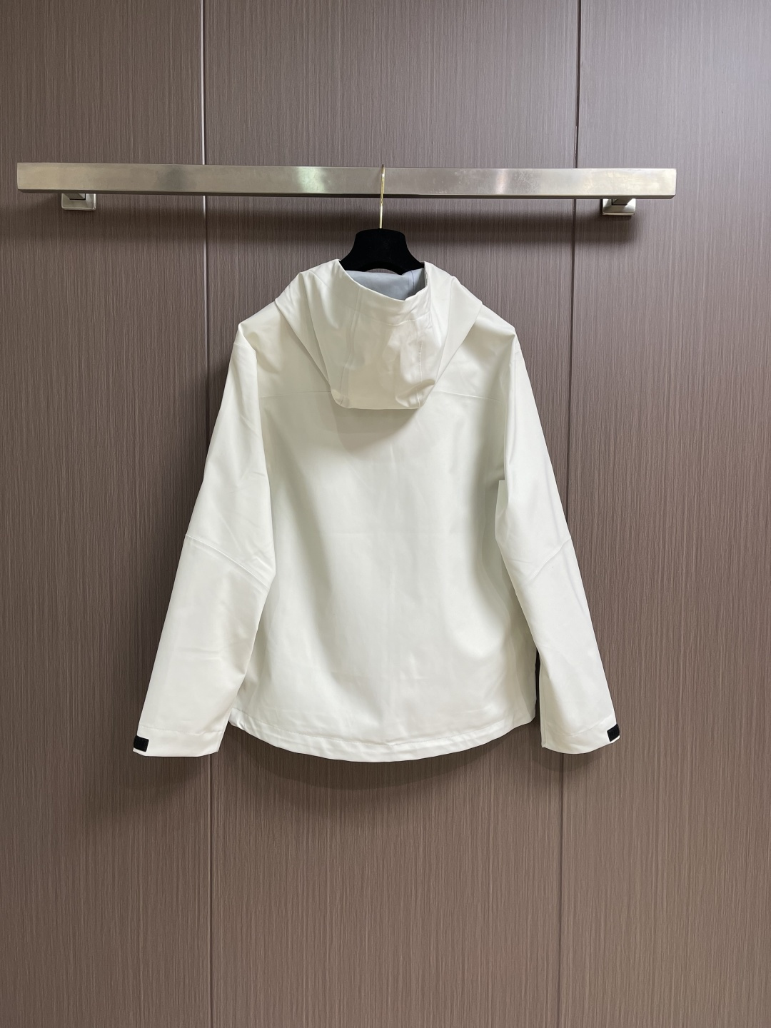 arcteryx 始祖鸟冲锋衣是一款专为户外探险设计的高性能夹克外套。采用GORE-TEX 面料。具备卓