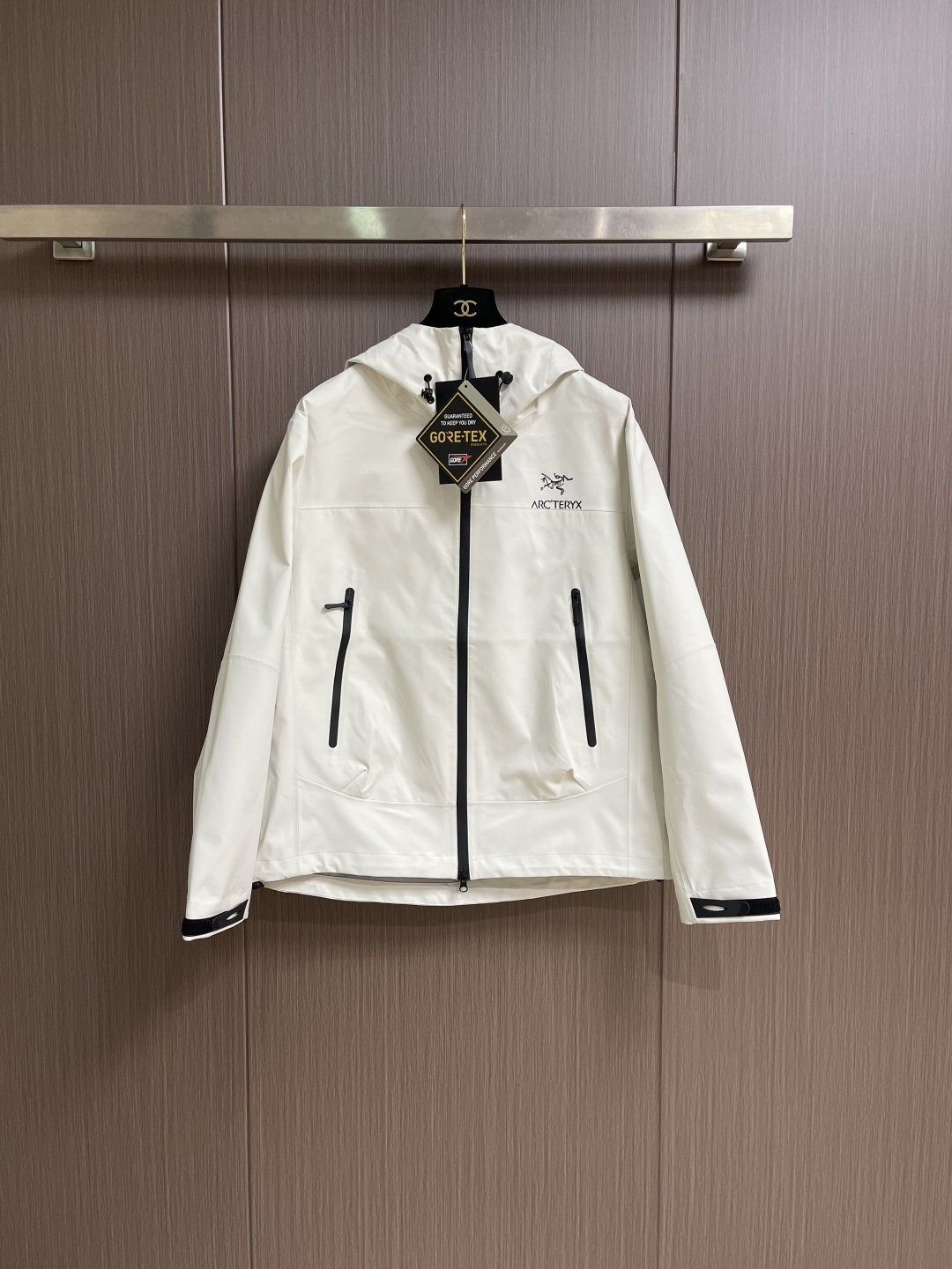 arcteryx 始祖鸟冲锋衣是一款专为户外探险设计的高性能夹克外套。采用GORE-TEX 面料。具备卓