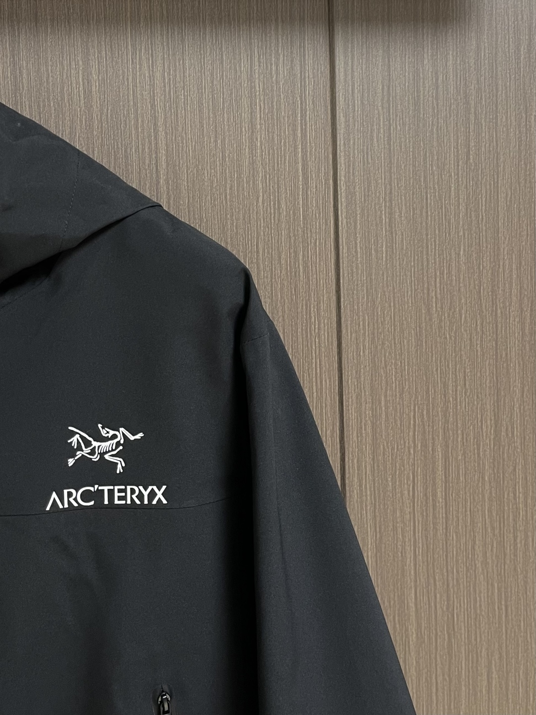 arcteryx 始祖鸟冲锋衣是一款专为户外探险设计的高性能夹克外套。采用GORE-TEX 面料。具备卓