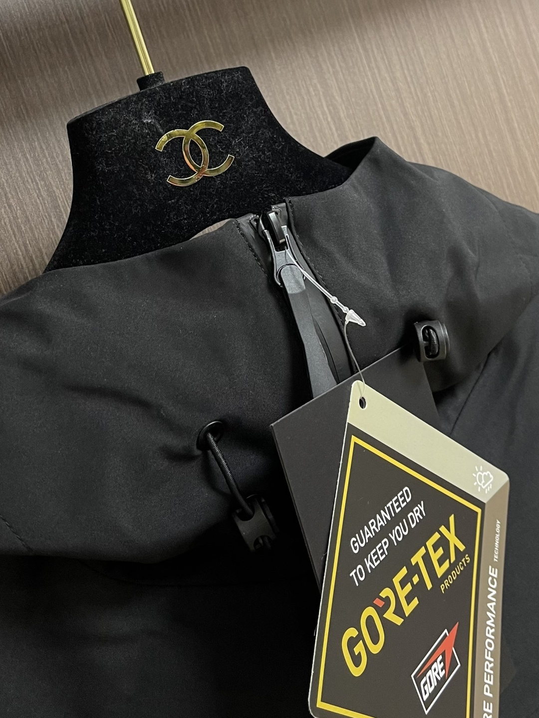 arcteryx 始祖鸟冲锋衣是一款专为户外探险设计的高性能夹克外套。采用GORE-TEX 面料。具备卓