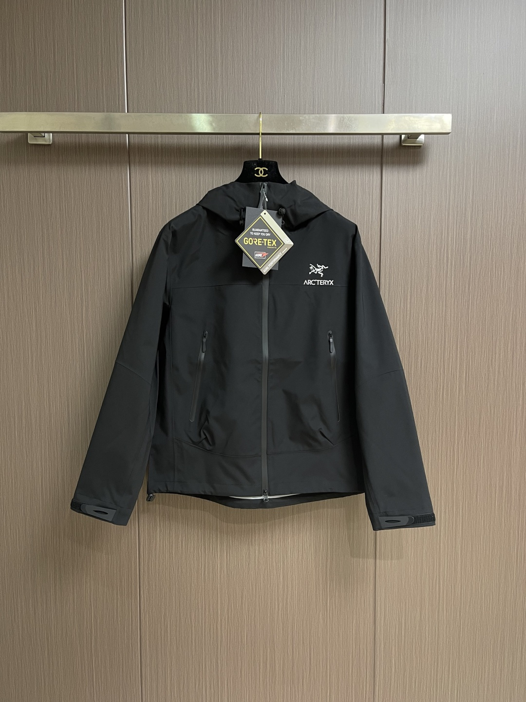 arcteryx 始祖鸟冲锋衣是一款专为户外探险设计的高性能夹克外套。采用GORE-TEX 面料。具备卓