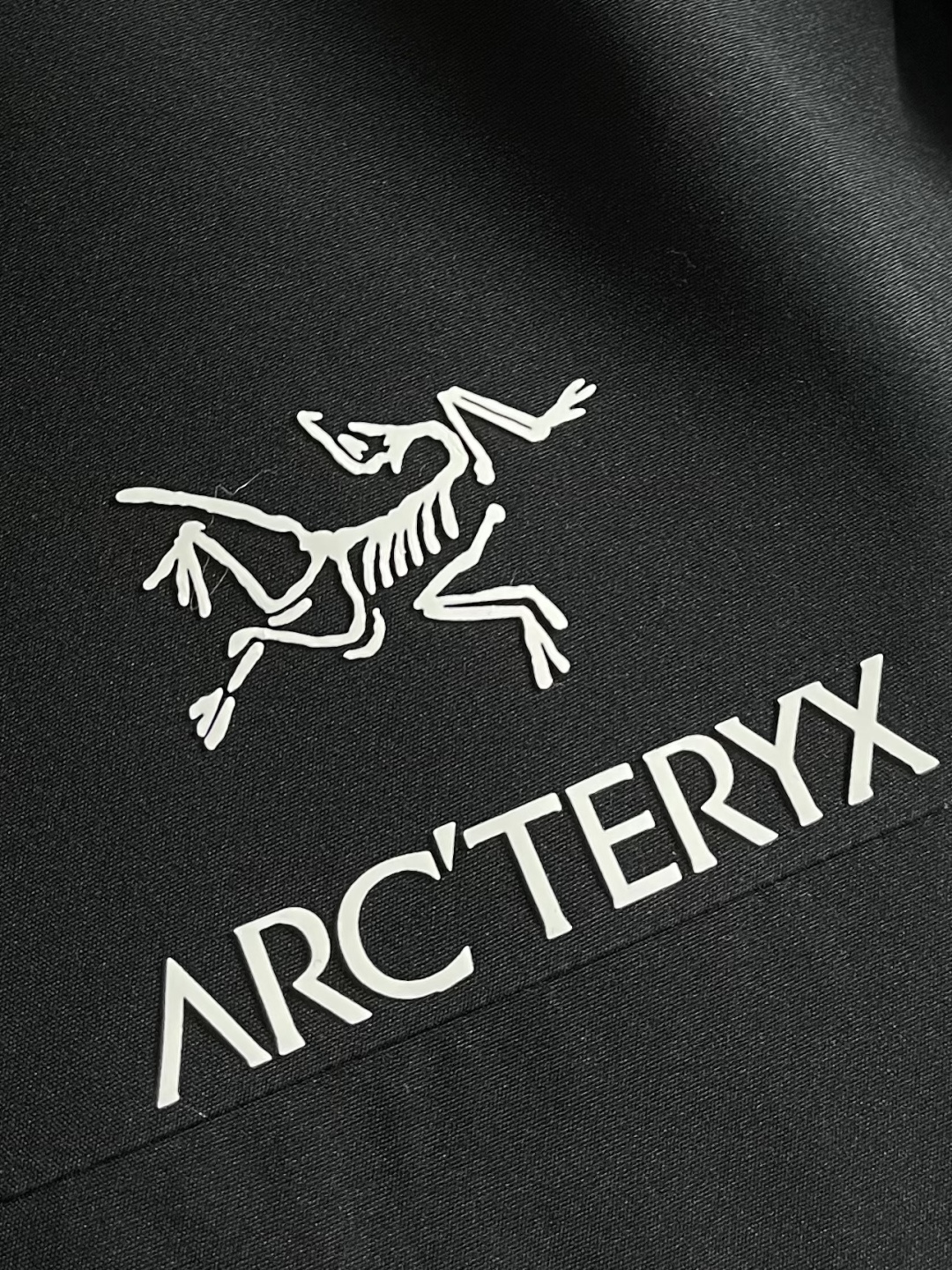 arcteryx 始祖鸟冲锋衣是一款专为户外探险设计的高性能夹克外套。采用GORE-TEX 面料。具备卓