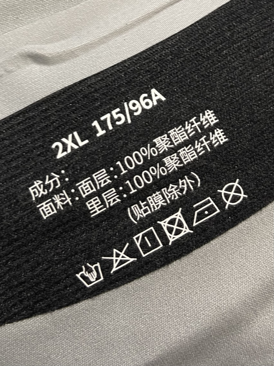 arcteryx 始祖鸟冲锋衣是一款专为户外探险设计的高性能夹克外套。采用GORE-TEX 面料。具备卓