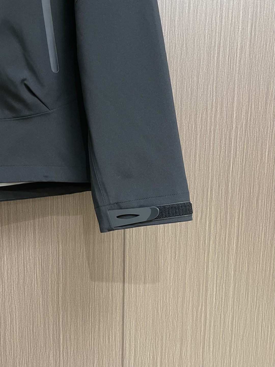 arcteryx 始祖鸟冲锋衣是一款专为户外探险设计的高性能夹克外套。采用GORE-TEX 面料。具备卓