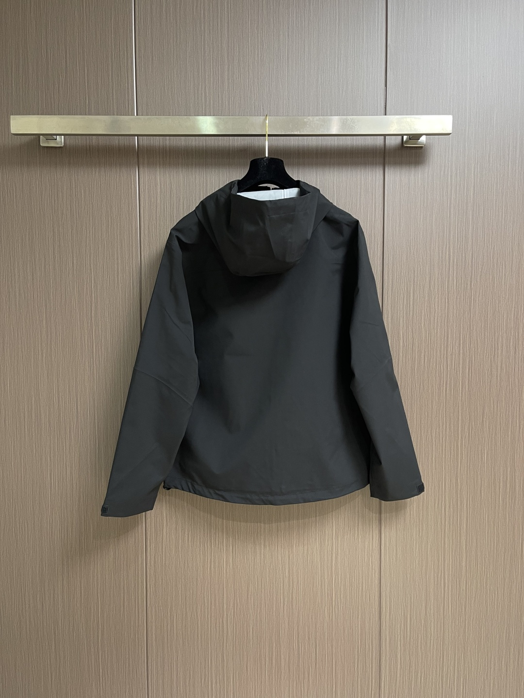 arcteryx 始祖鸟冲锋衣是一款专为户外探险设计的高性能夹克外套。采用GORE-TEX 面料。具备卓