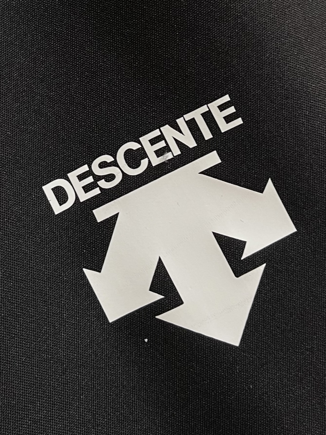 Descente迪桑特 高山户外防风防水服 冲锋衣系列连帽外套，防静电、轻量化又具有更好的防风和透气性能