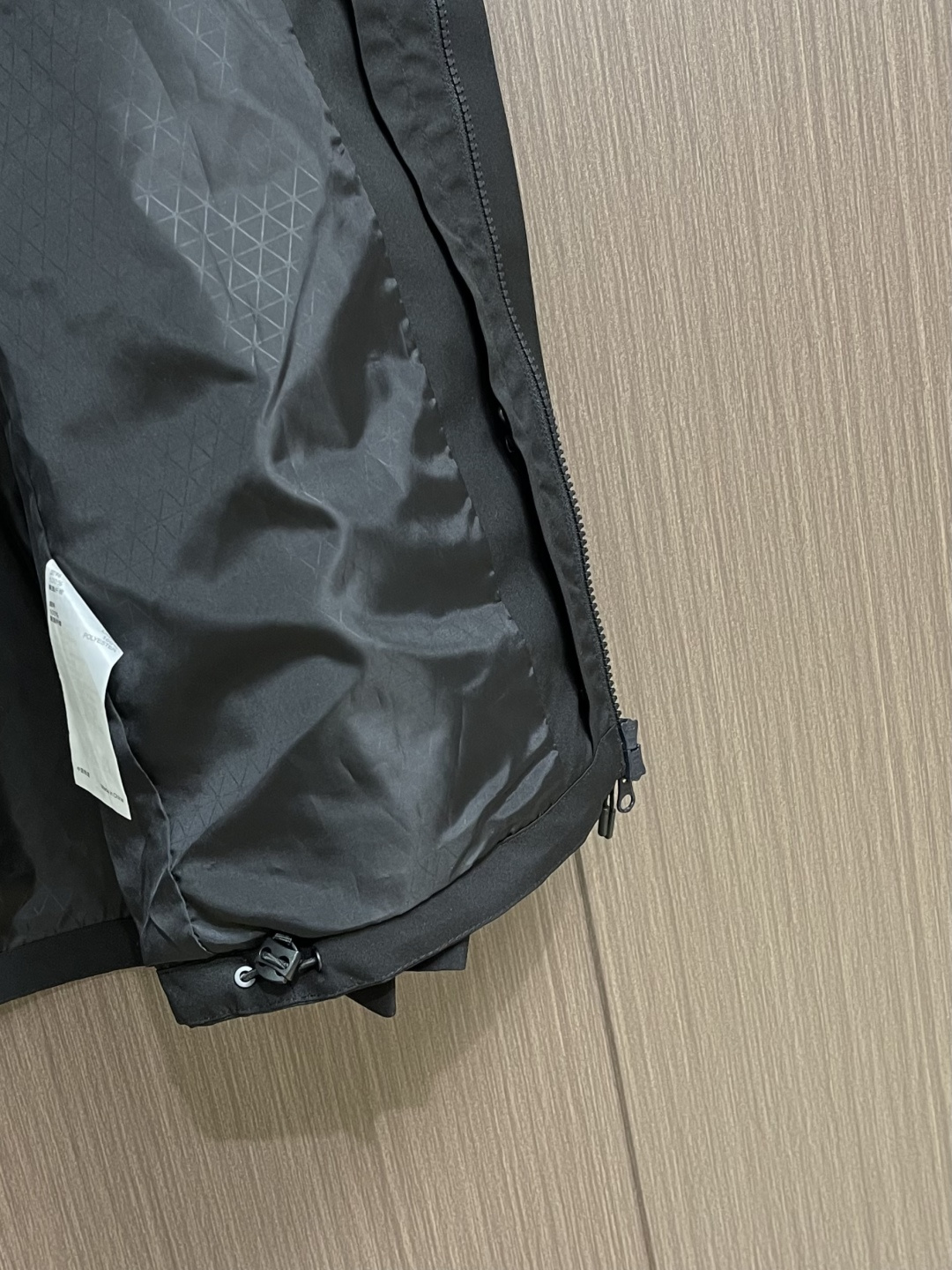 Descente迪桑特 高山户外防风防水服 冲锋衣系列连帽外套，防静电、轻量化又具有更好的防风和透气性能