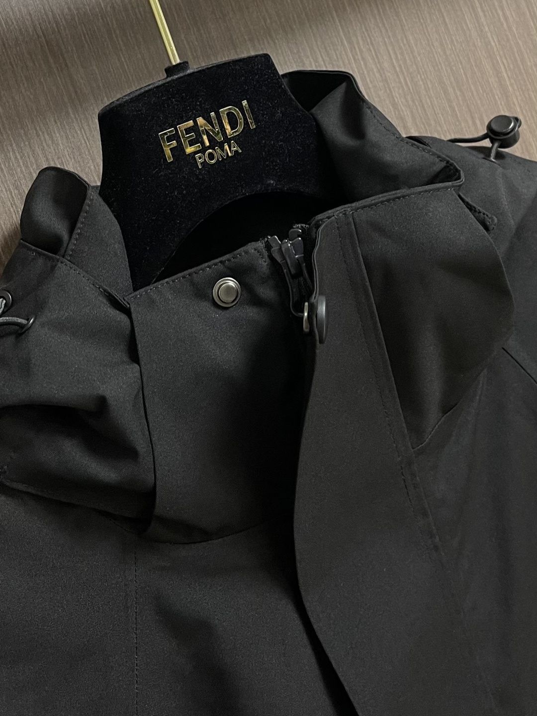 Descente迪桑特 高山户外防风防水服 冲锋衣系列连帽外套，防静电、轻量化又具有更好的防风和透气性能