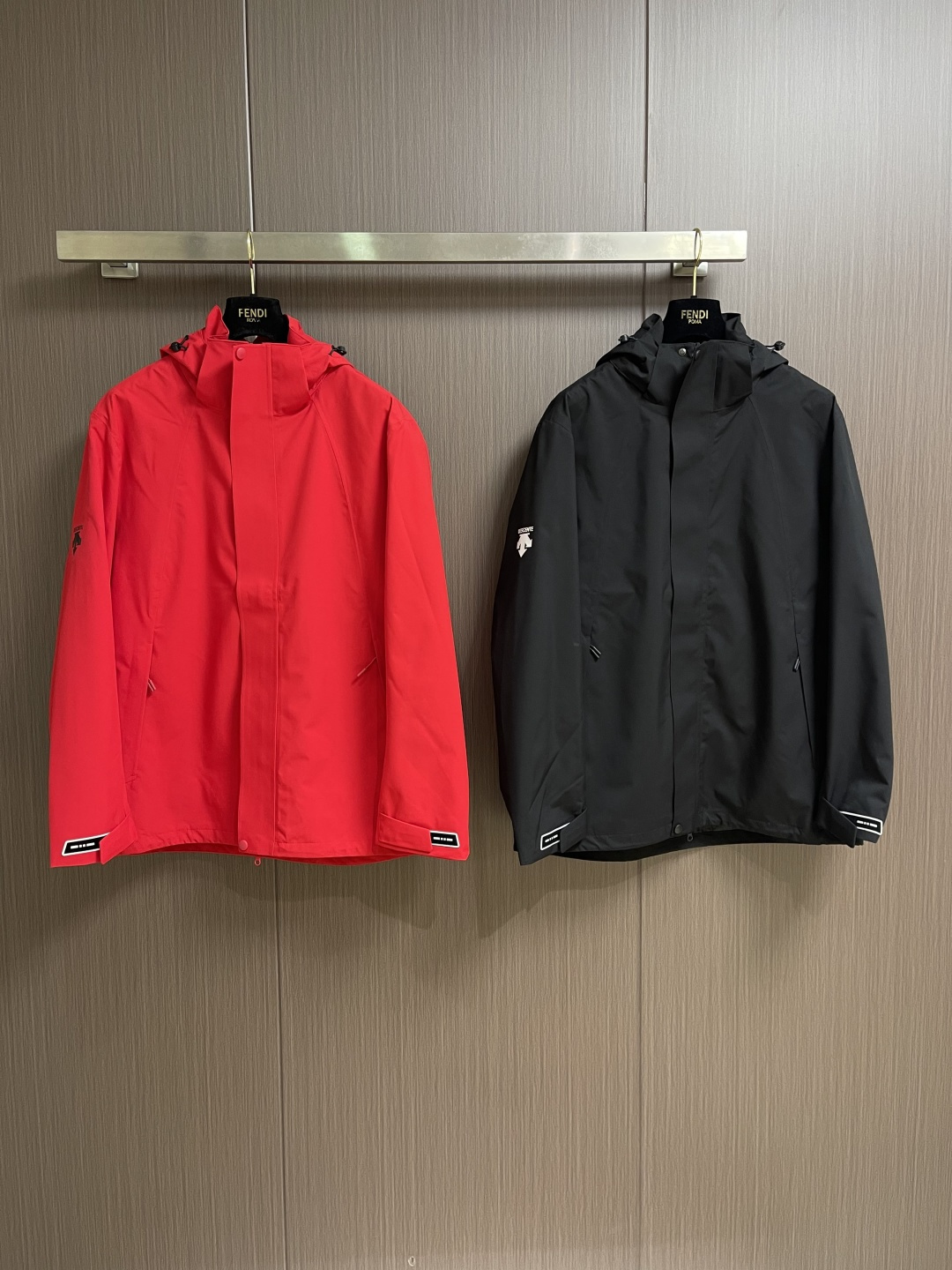 Descente迪桑特 高山户外防风防水服 冲锋衣系列连帽外套，防静电、轻量化又具有更好的防风和透气性能