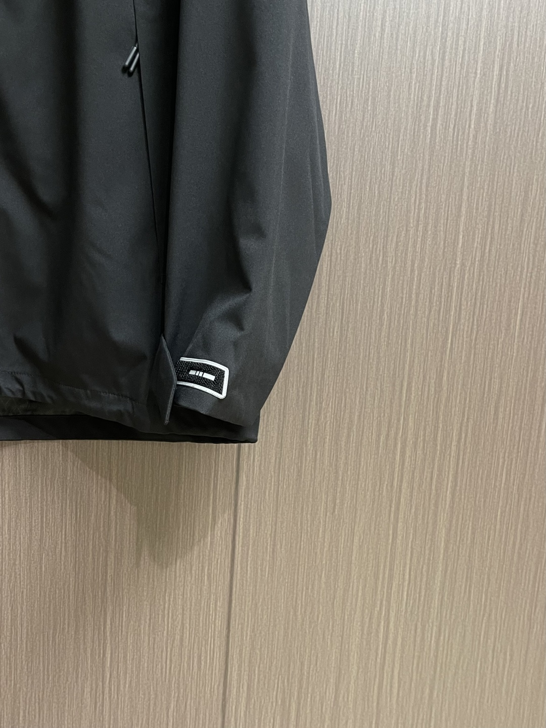 Descente迪桑特 高山户外防风防水服 冲锋衣系列连帽外套，防静电、轻量化又具有更好的防风和透气性能