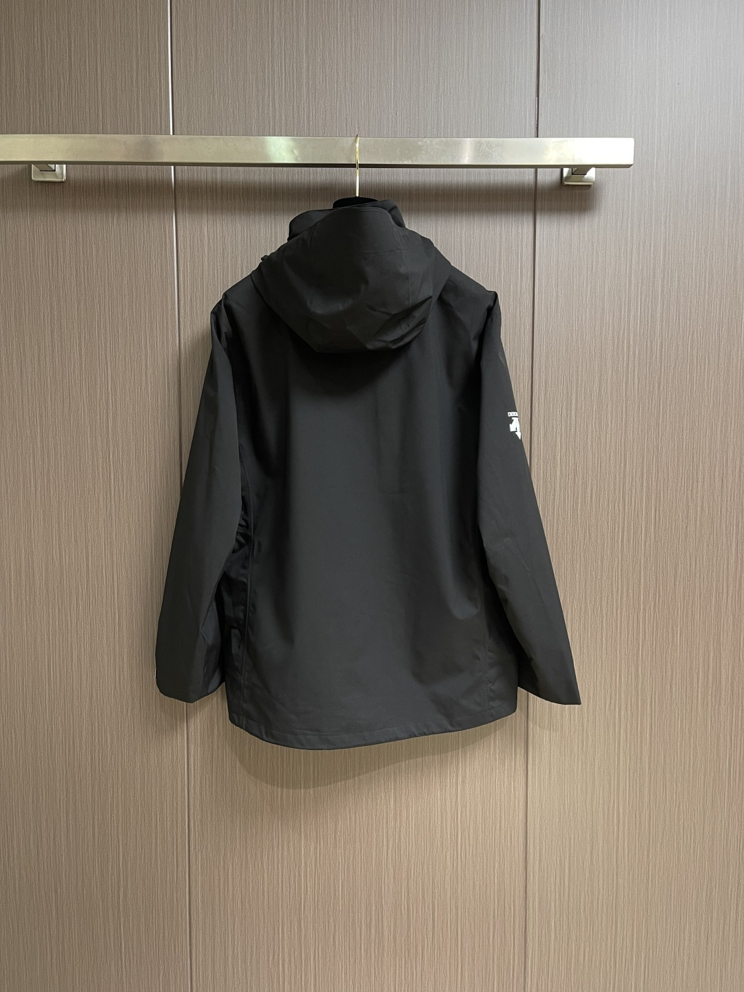Descente迪桑特 高山户外防风防水服 冲锋衣系列连帽外套，防静电、轻量化又具有更好的防风和透气性能