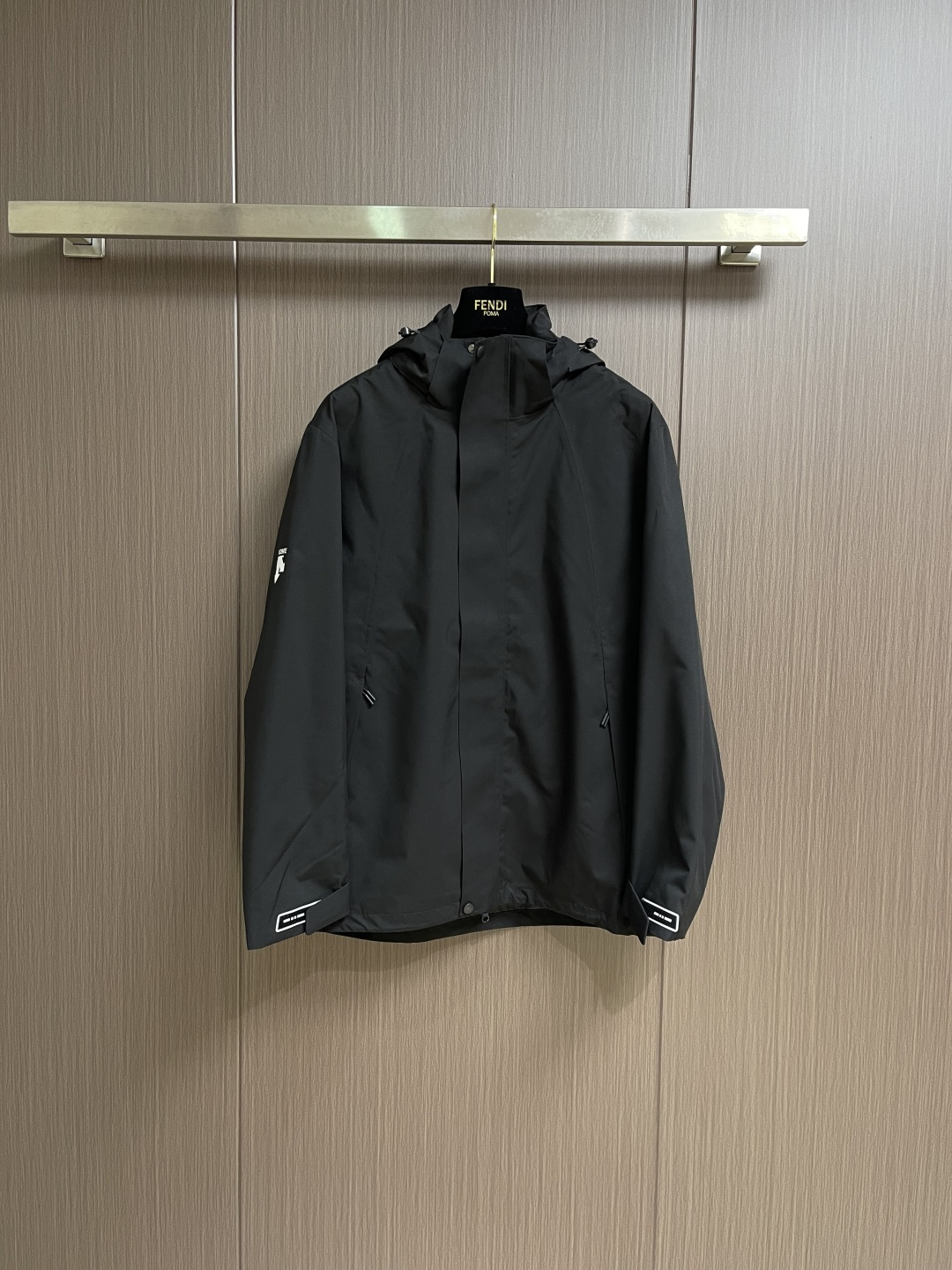 Descente迪桑特 高山户外防风防水服 冲锋衣系列连帽外套，防静电、轻量化又具有更好的防风和透气性能