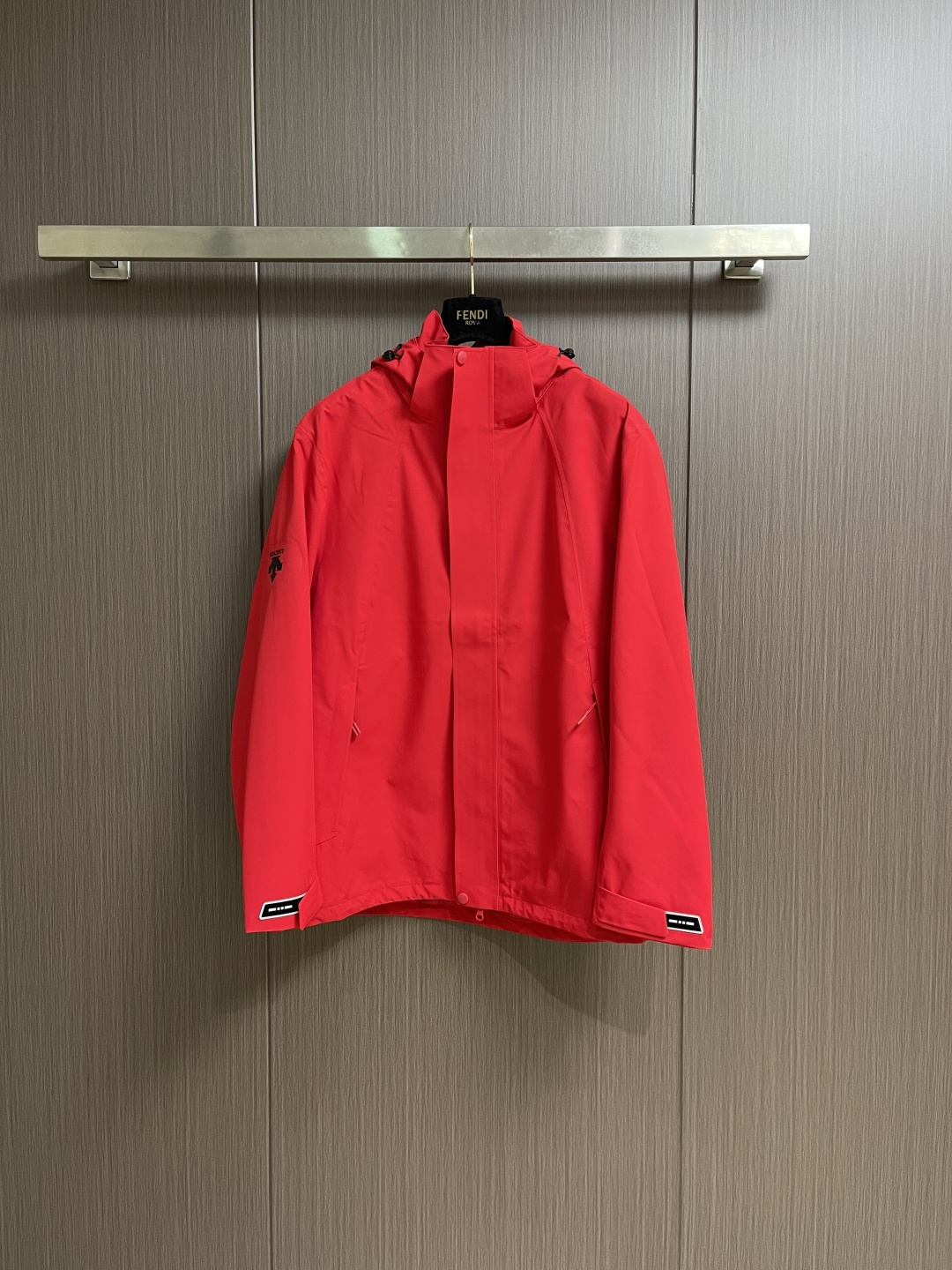 Descente迪桑特 高山户外防风防水服 冲锋衣系列连帽外套，防静电、轻量化又具有更好的防风和透气性能