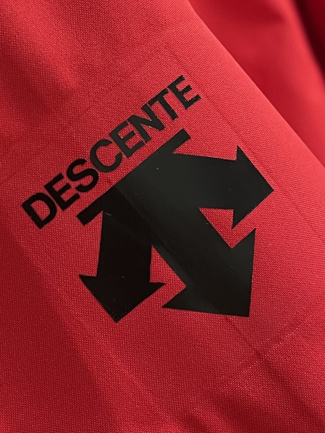 Descente迪桑特 高山户外防风防水服 冲锋衣系列连帽外套，防静电、轻量化又具有更好的防风和透气性能