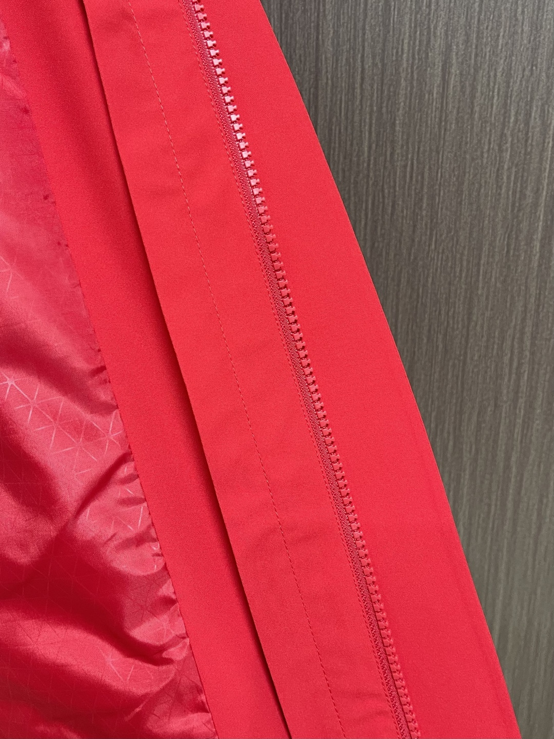 Descente迪桑特 高山户外防风防水服 冲锋衣系列连帽外套，防静电、轻量化又具有更好的防风和透气性能