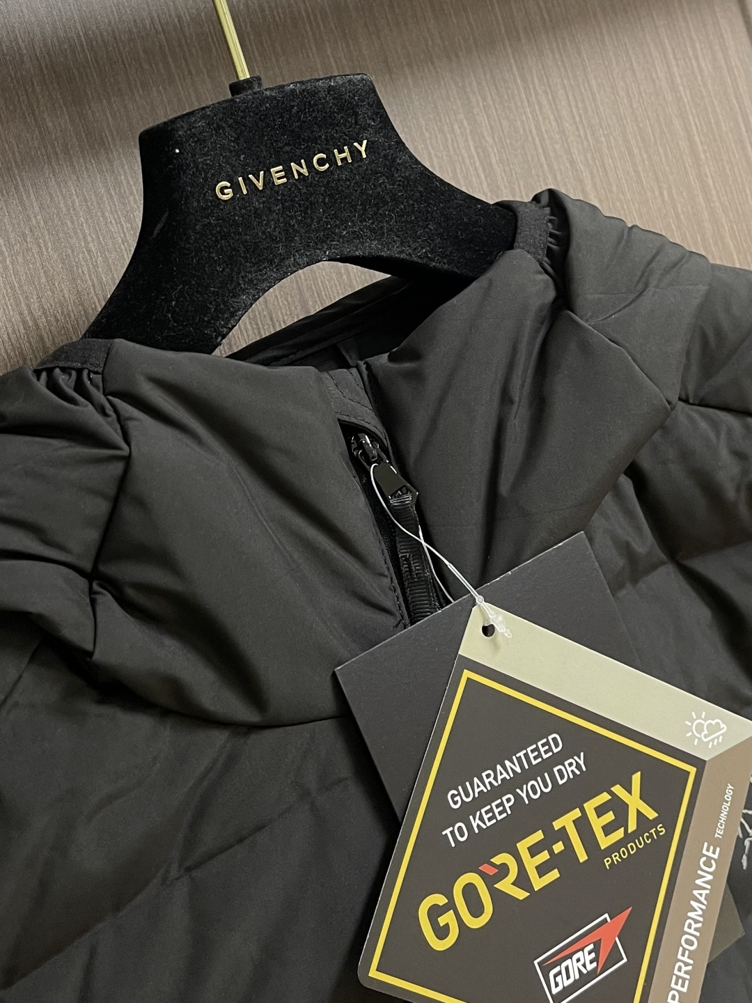 Arcteryx 始祖鸟2026ss新款连帽羽绒服，简约设计，带有品牌标志，适合日常穿搭或轻度户外活动，