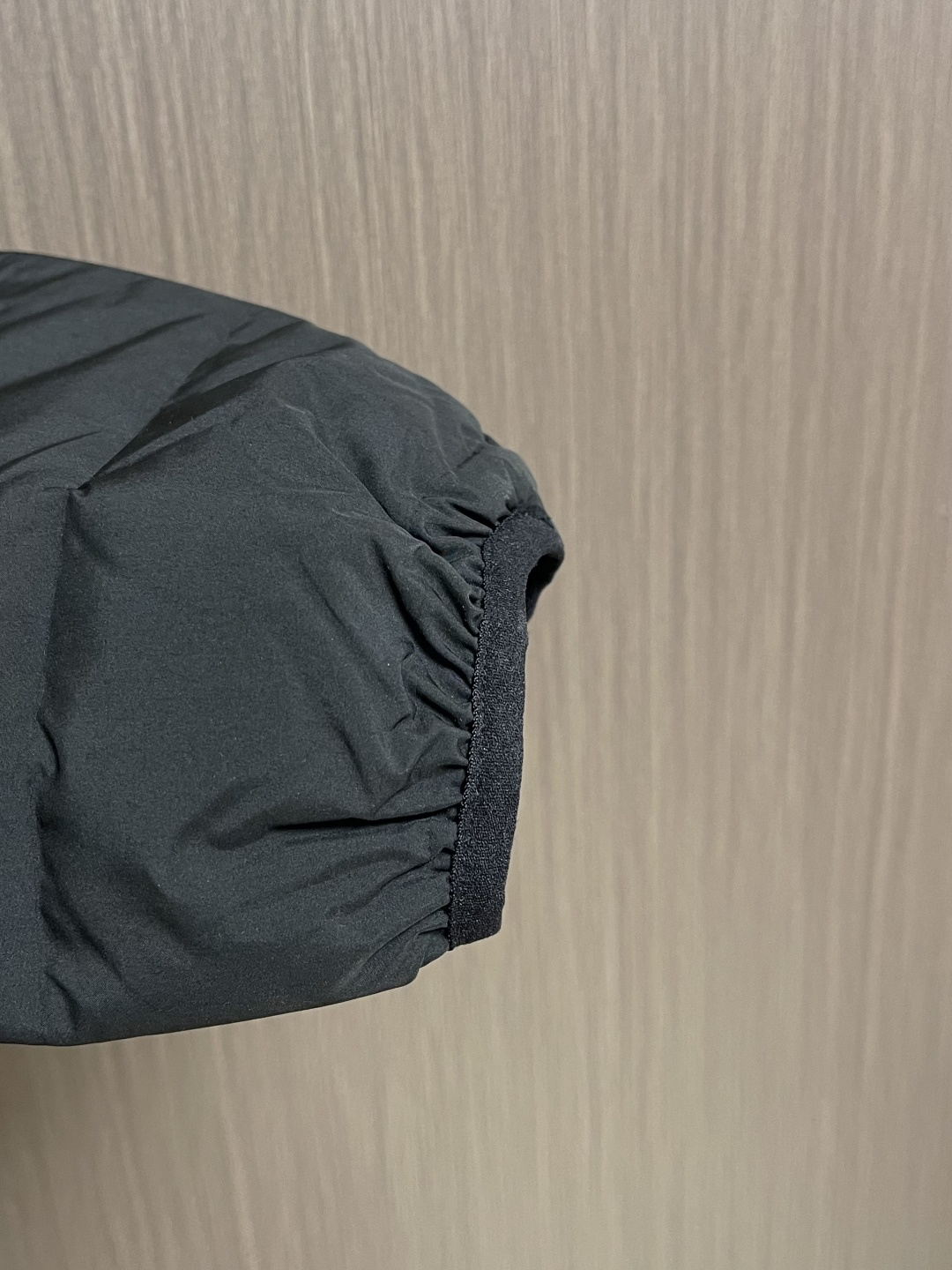 Arcteryx 始祖鸟2026ss新款连帽羽绒服，简约设计，带有品牌标志，适合日常穿搭或轻度户外活动，