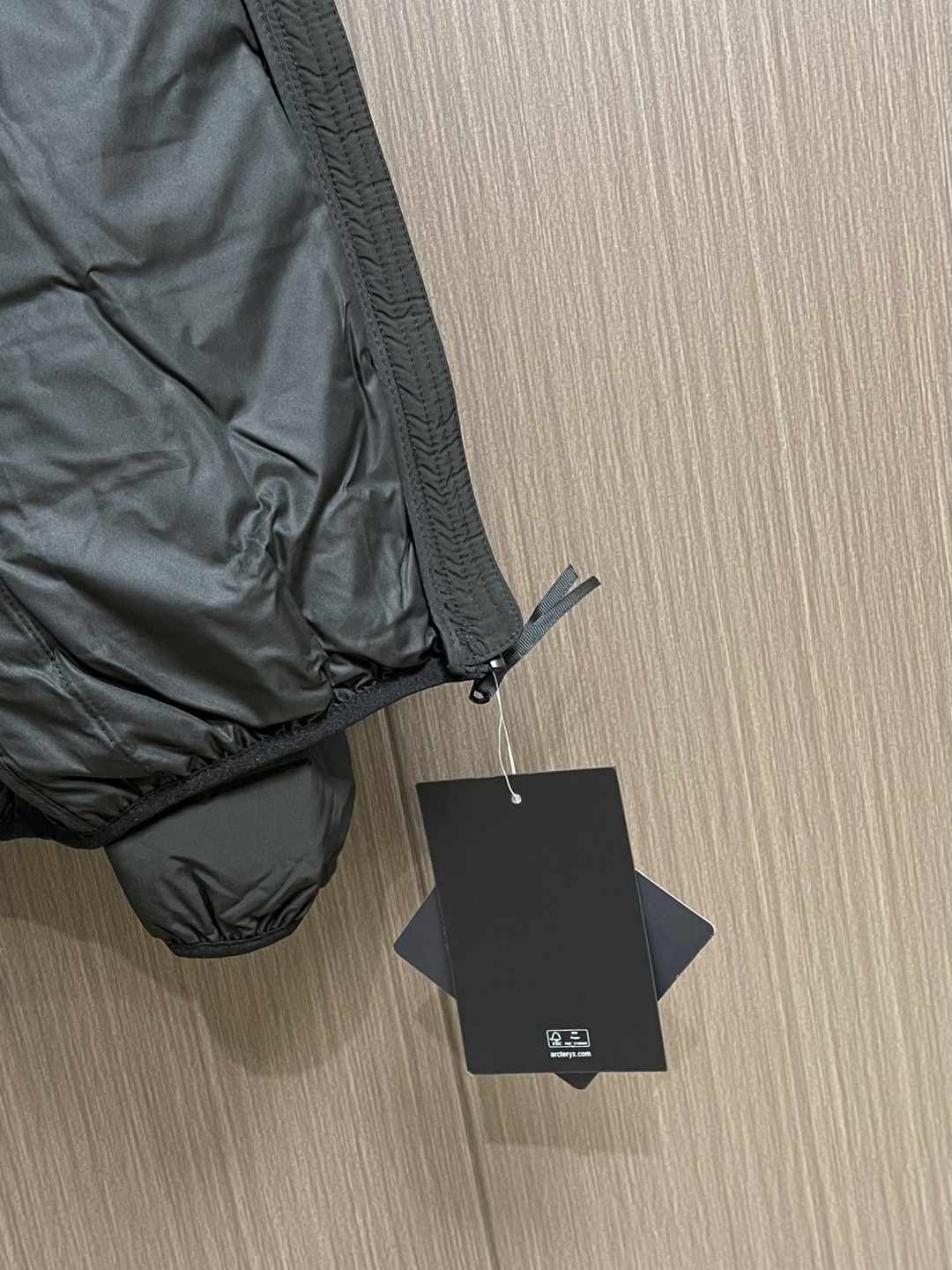 Arcteryx 始祖鸟2026ss新款连帽羽绒服，简约设计，带有品牌标志，适合日常穿搭或轻度户外活动，