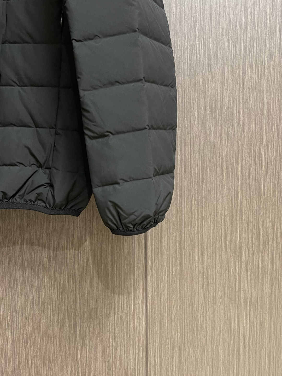 Arcteryx 始祖鸟2026ss新款连帽羽绒服，简约设计，带有品牌标志，适合日常穿搭或轻度户外活动，