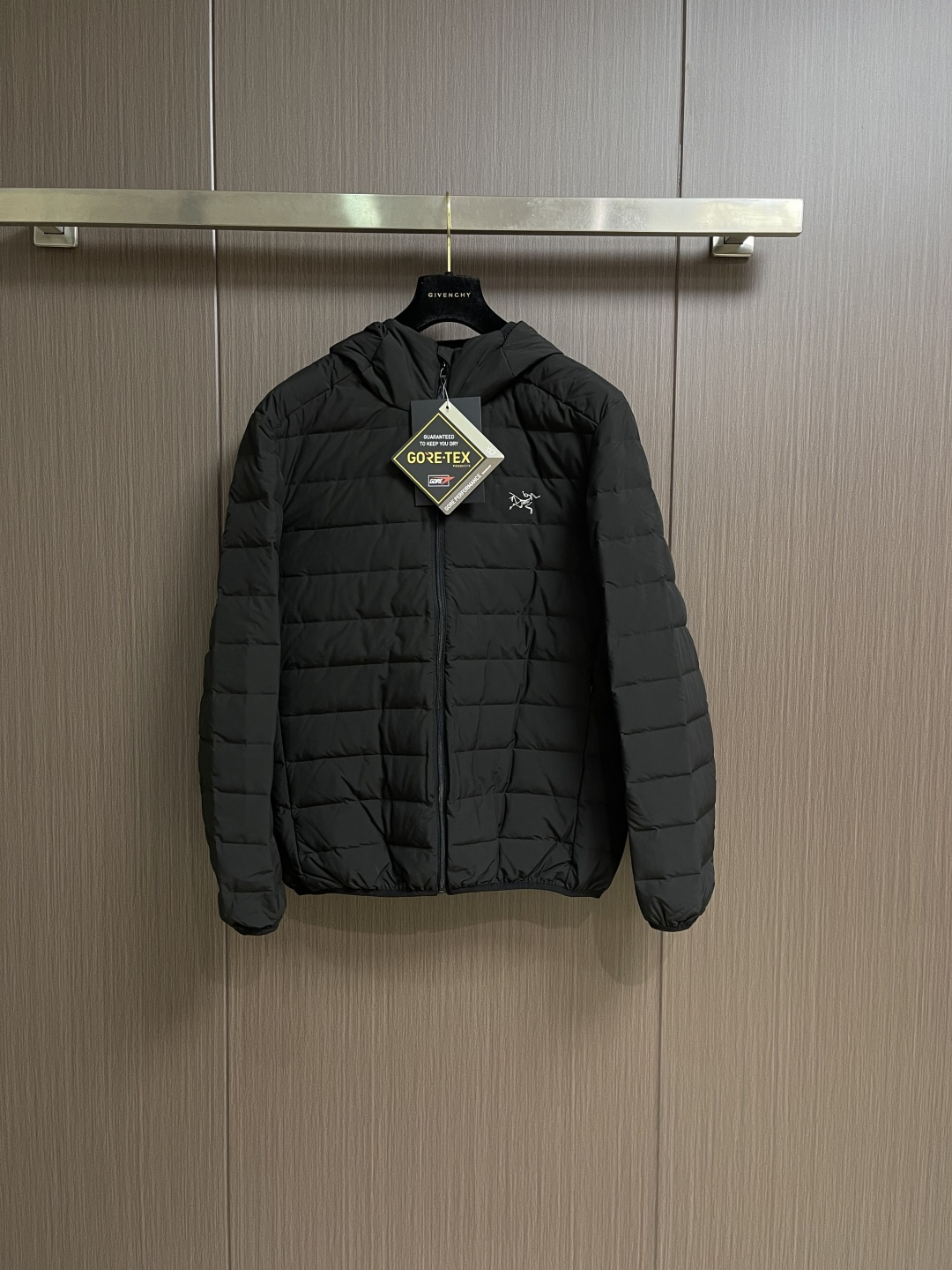 Arcteryx 始祖鸟2026ss新款连帽羽绒服，简约设计，带有品牌标志，适合日常穿搭或轻度户外活动，