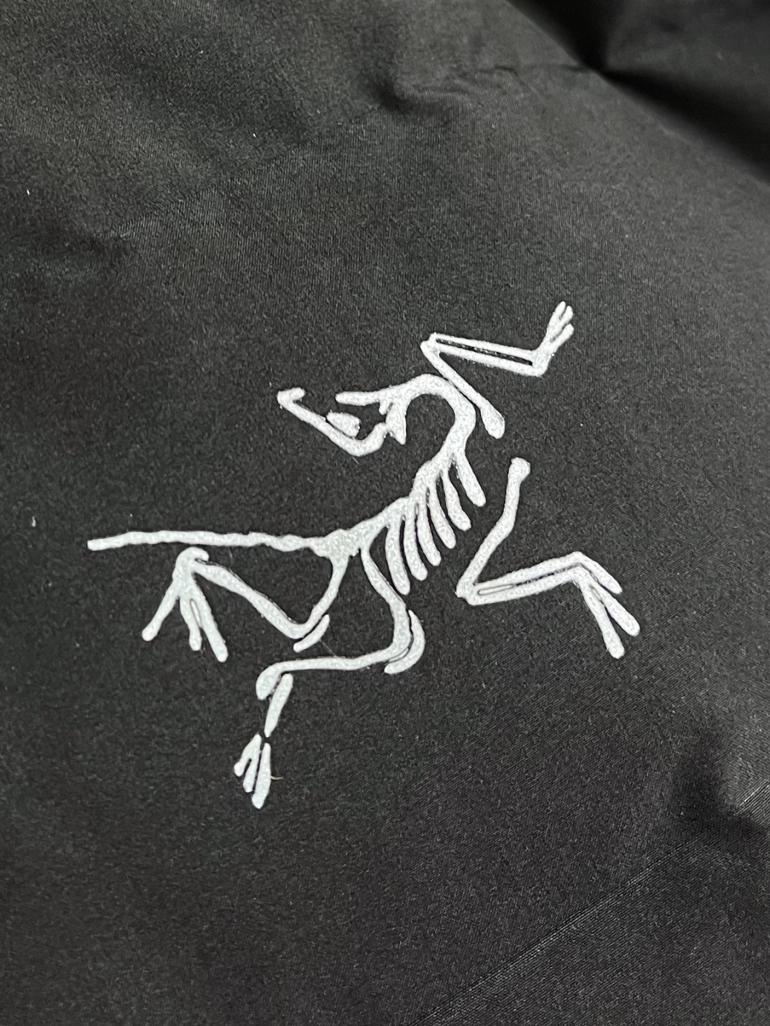 Arcteryx 始祖鸟2026ss新款连帽羽绒服，简约设计，带有品牌标志，适合日常穿搭或轻度户外活动，