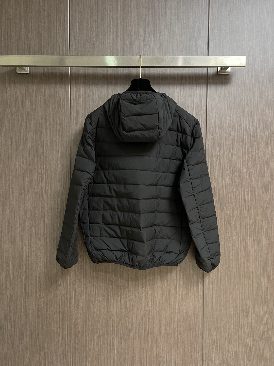 Arcteryx 始祖鸟2026ss新款连帽羽绒服，简约设计，带有品牌标志，适合日常穿搭或轻度户外活动，