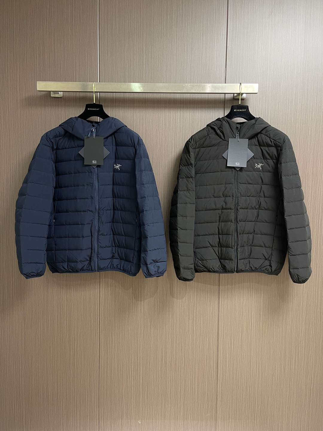 Arcteryx 始祖鸟2026ss新款连帽羽绒服，简约设计，带有品牌标志，适合日常穿搭或轻度户外活动，