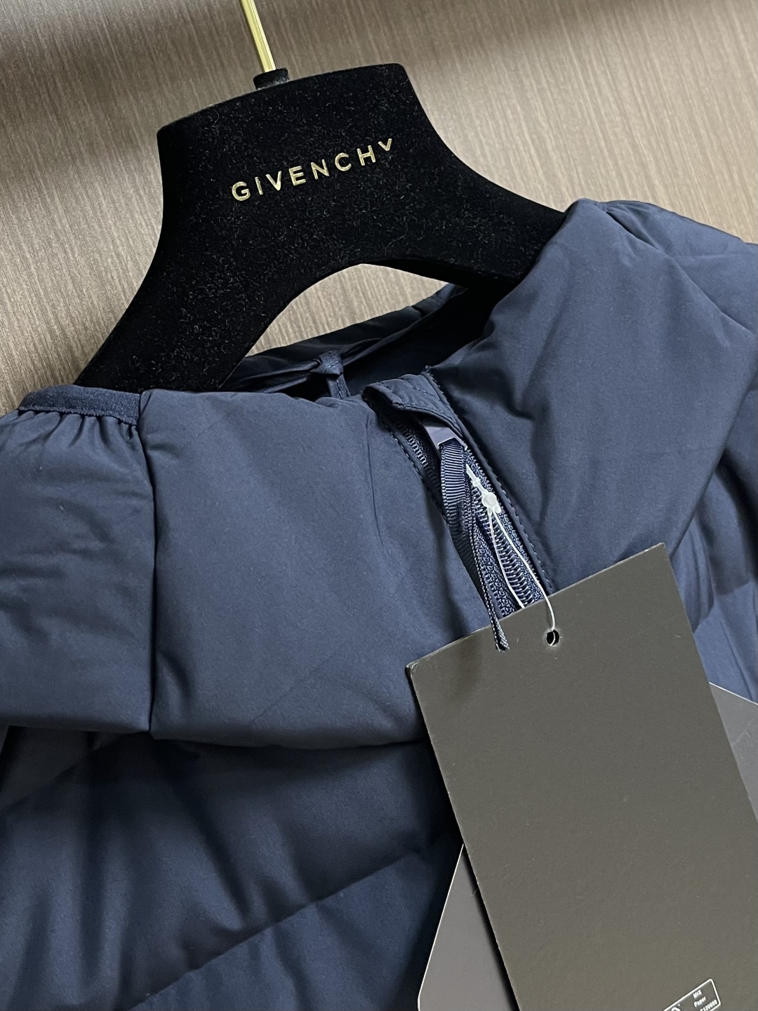 Arcteryx 始祖鸟2026ss新款连帽羽绒服，简约设计，带有品牌标志，适合日常穿搭或轻度户外活动，