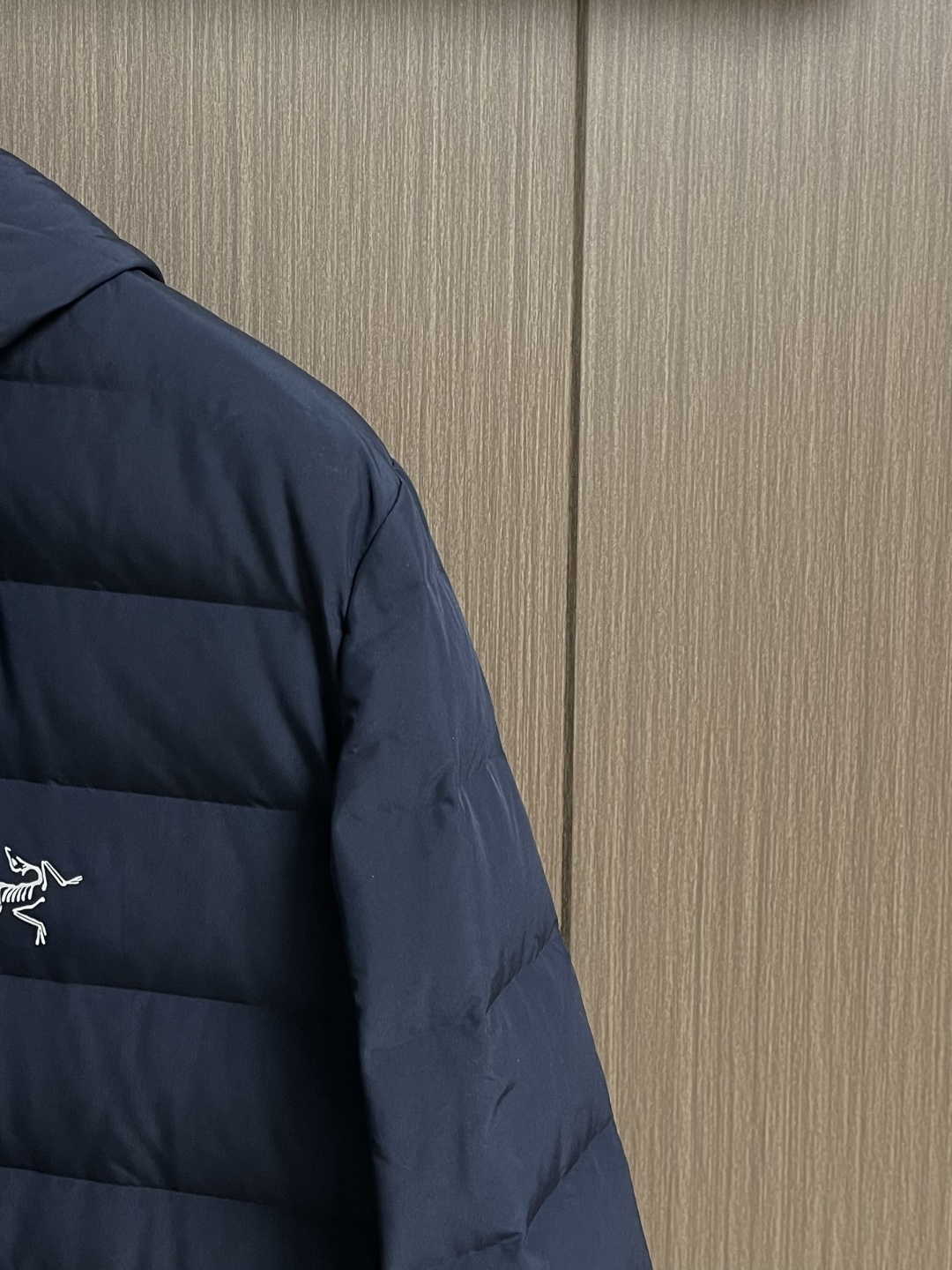 Arcteryx 始祖鸟2026ss新款连帽羽绒服，简约设计，带有品牌标志，适合日常穿搭或轻度户外活动，
