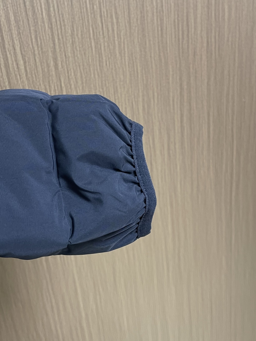 Arcteryx 始祖鸟2026ss新款连帽羽绒服，简约设计，带有品牌标志，适合日常穿搭或轻度户外活动，