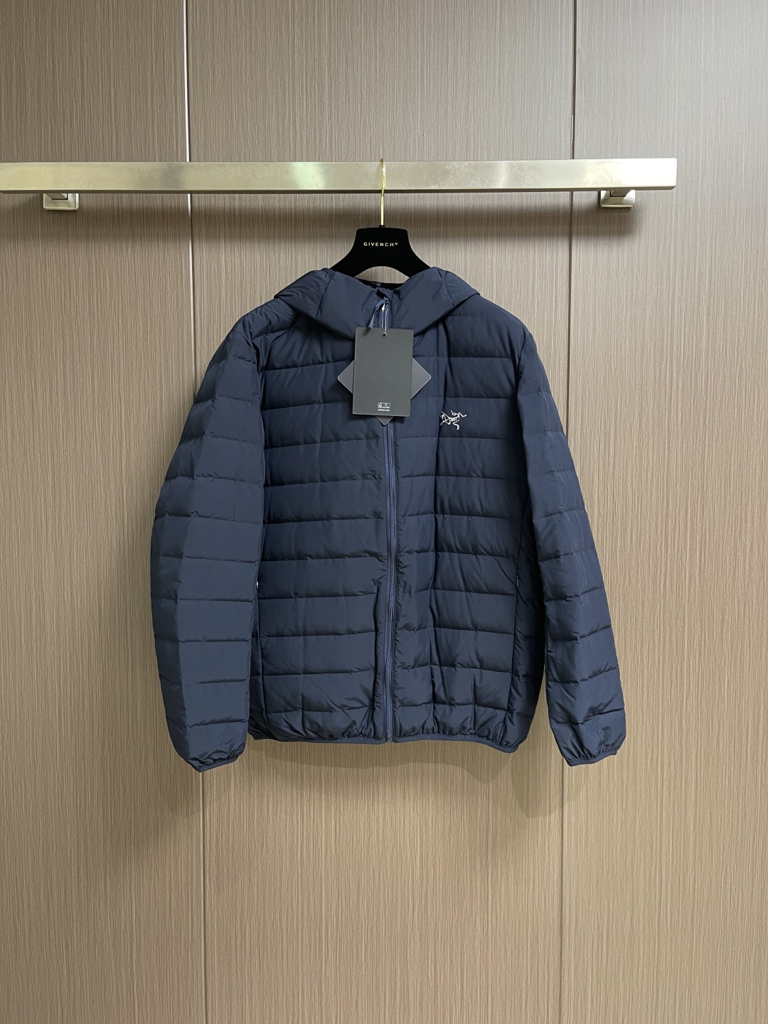 Arcteryx 始祖鸟2026ss新款连帽羽绒服，简约设计，带有品牌标志，适合日常穿搭或轻度户外活动，