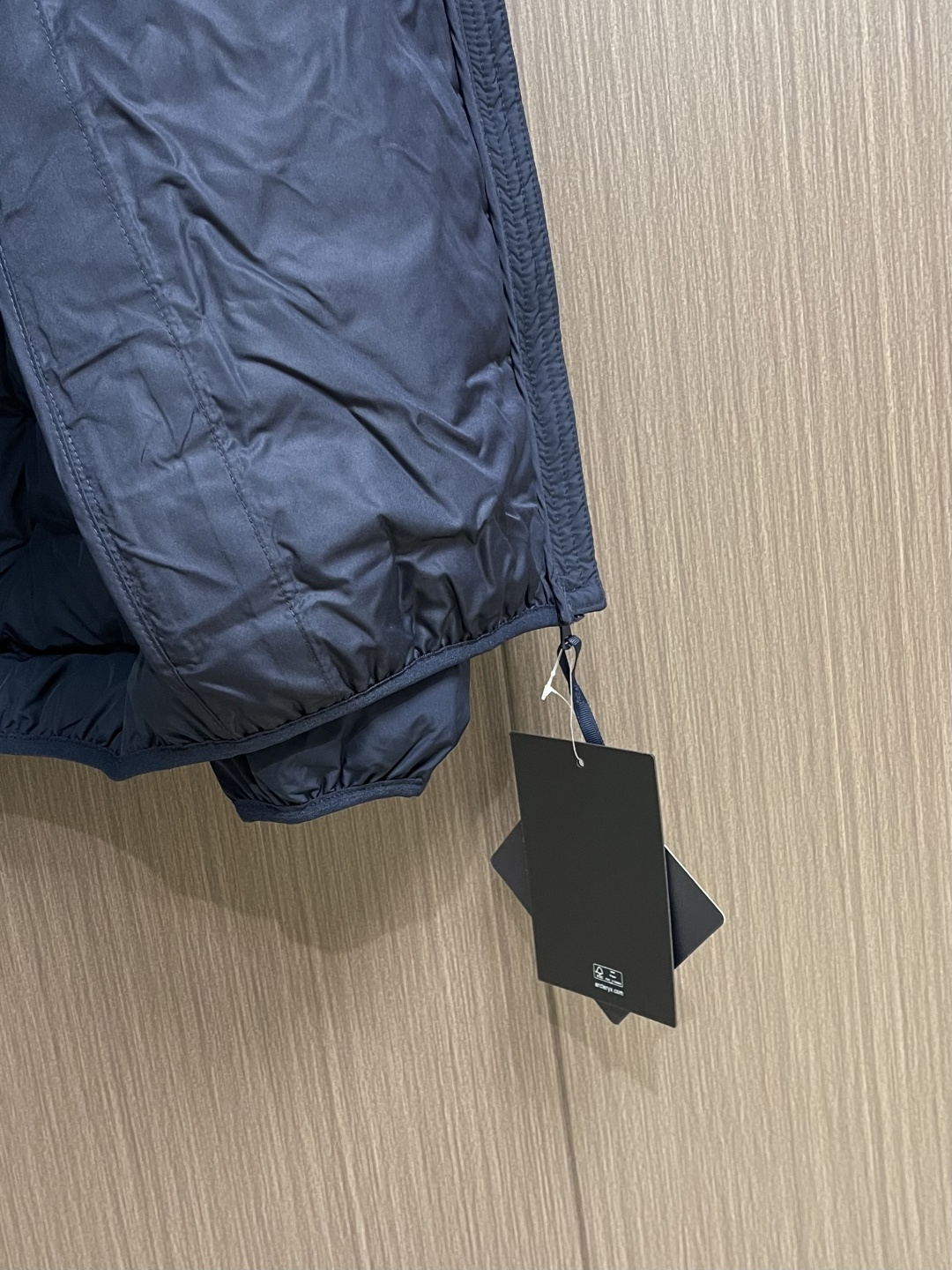 Arcteryx 始祖鸟2026ss新款连帽羽绒服，简约设计，带有品牌标志，适合日常穿搭或轻度户外活动，