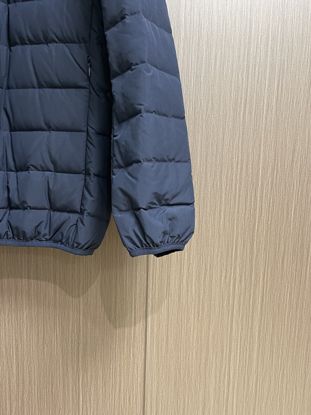 Arcteryx 始祖鸟2026ss新款连帽羽绒服，简约设计，带有品牌标志，适合日常穿搭或轻度户外活动，
